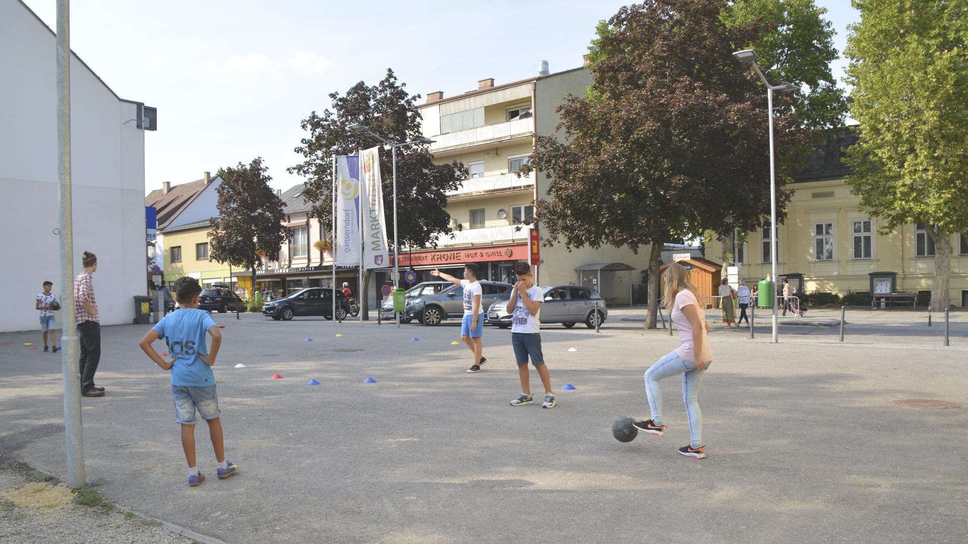 Jugendliche bespielen die nur einmal wöchtentlich benötigte Marktfläche im Stadtzentrum von Gänserndorf