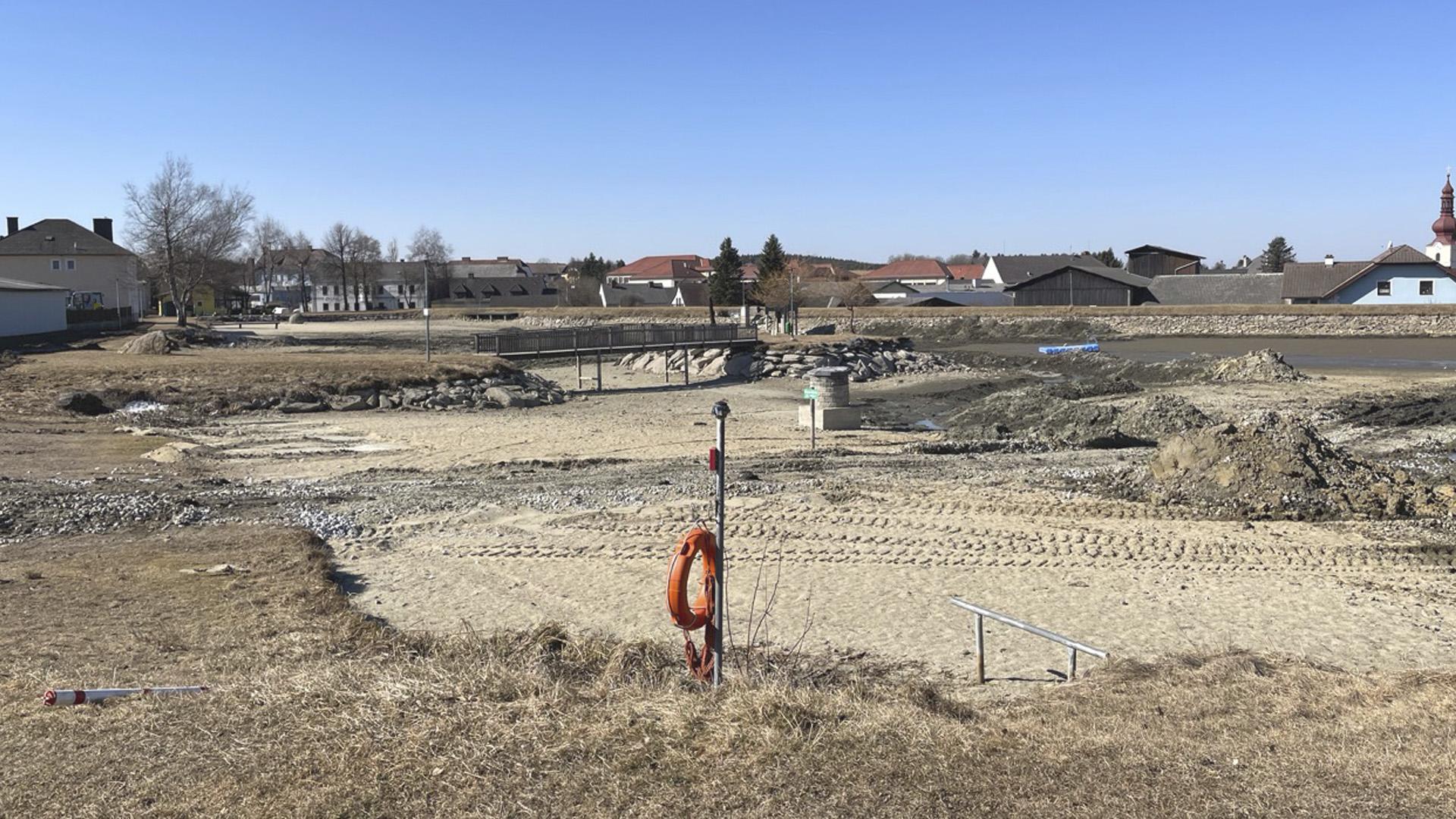 Baggerarbeiten bei ausgelassenem Teich im März 2022 