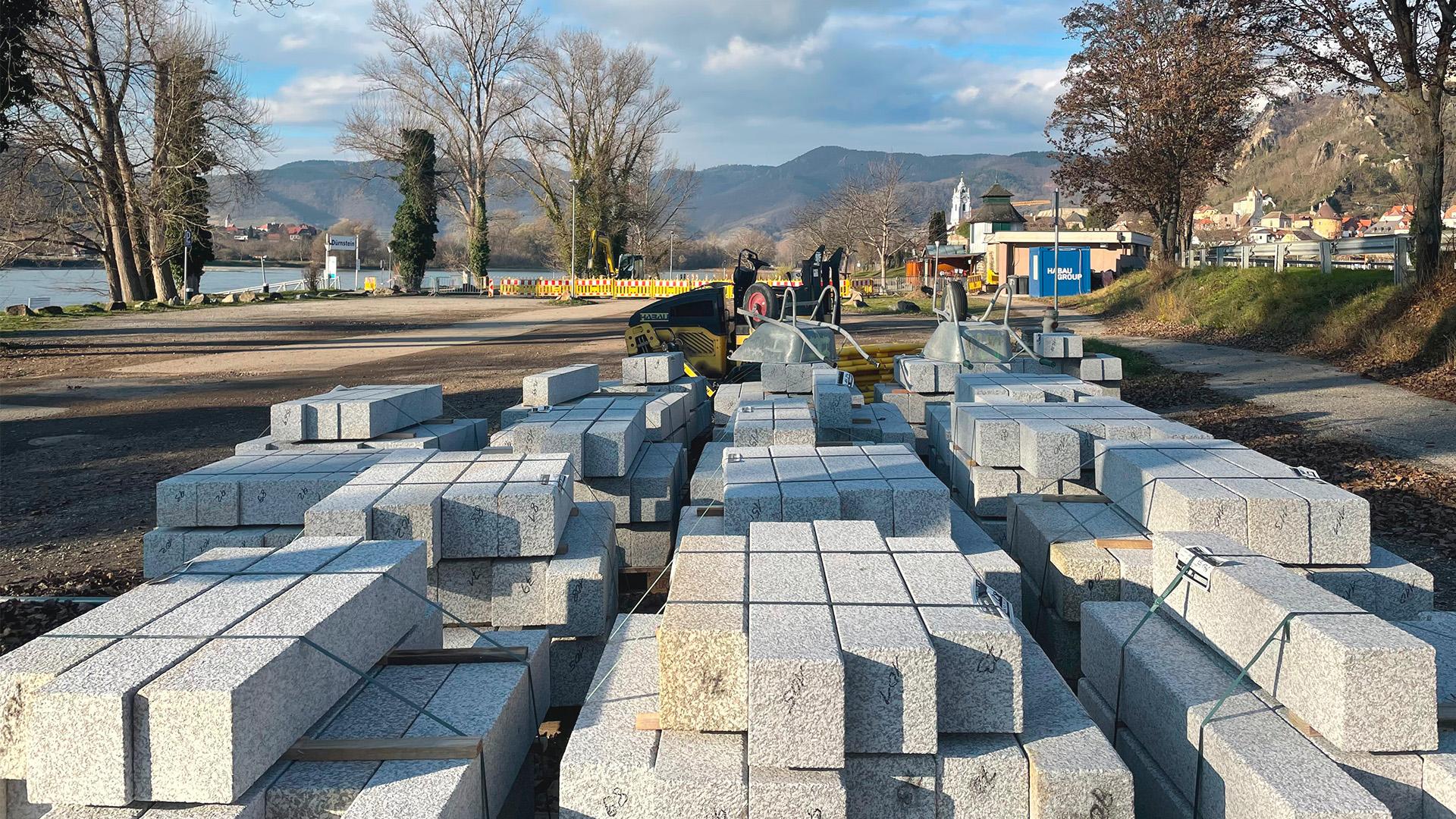 gestapelte Granit-Randsteine vor der Verlegung in Dürnstein im Februar